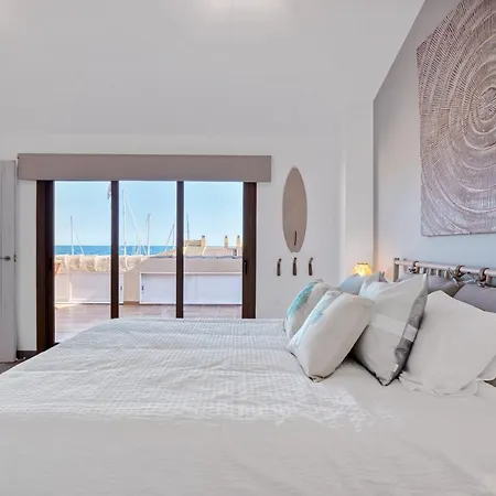 Blue Greenwich Port Apartment