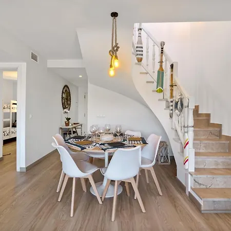 Blue Greenwich Port Apartment